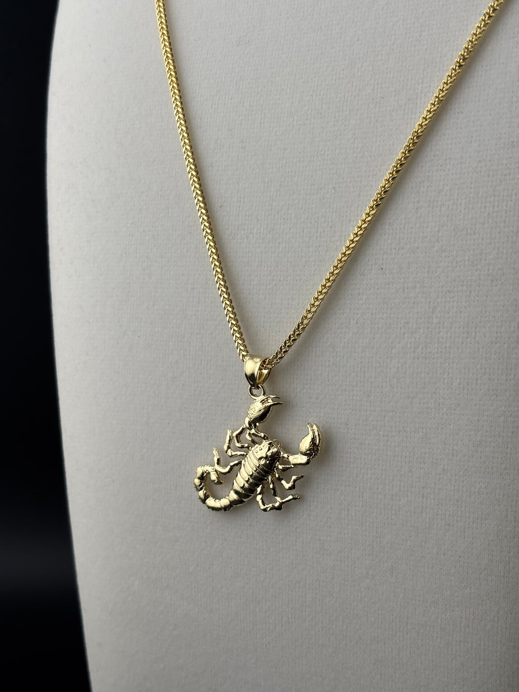 Cadena Oro 10k estilo Franco Con Dije de Escorpión